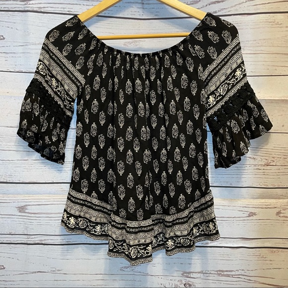 Socialite Boho Crochet Bell 3/4 sleeve blouse - Picture 3 of 7